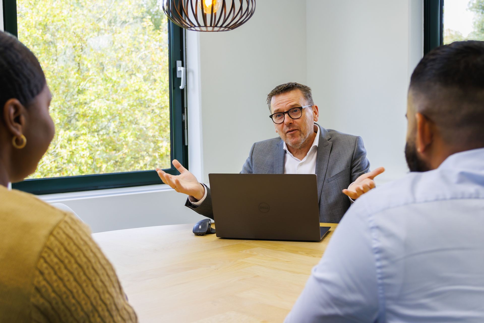 Klanten van Publieke Sector Accountants in gesprek tijdens een persoonlijk overleg in een lichte vergaderruimte.
