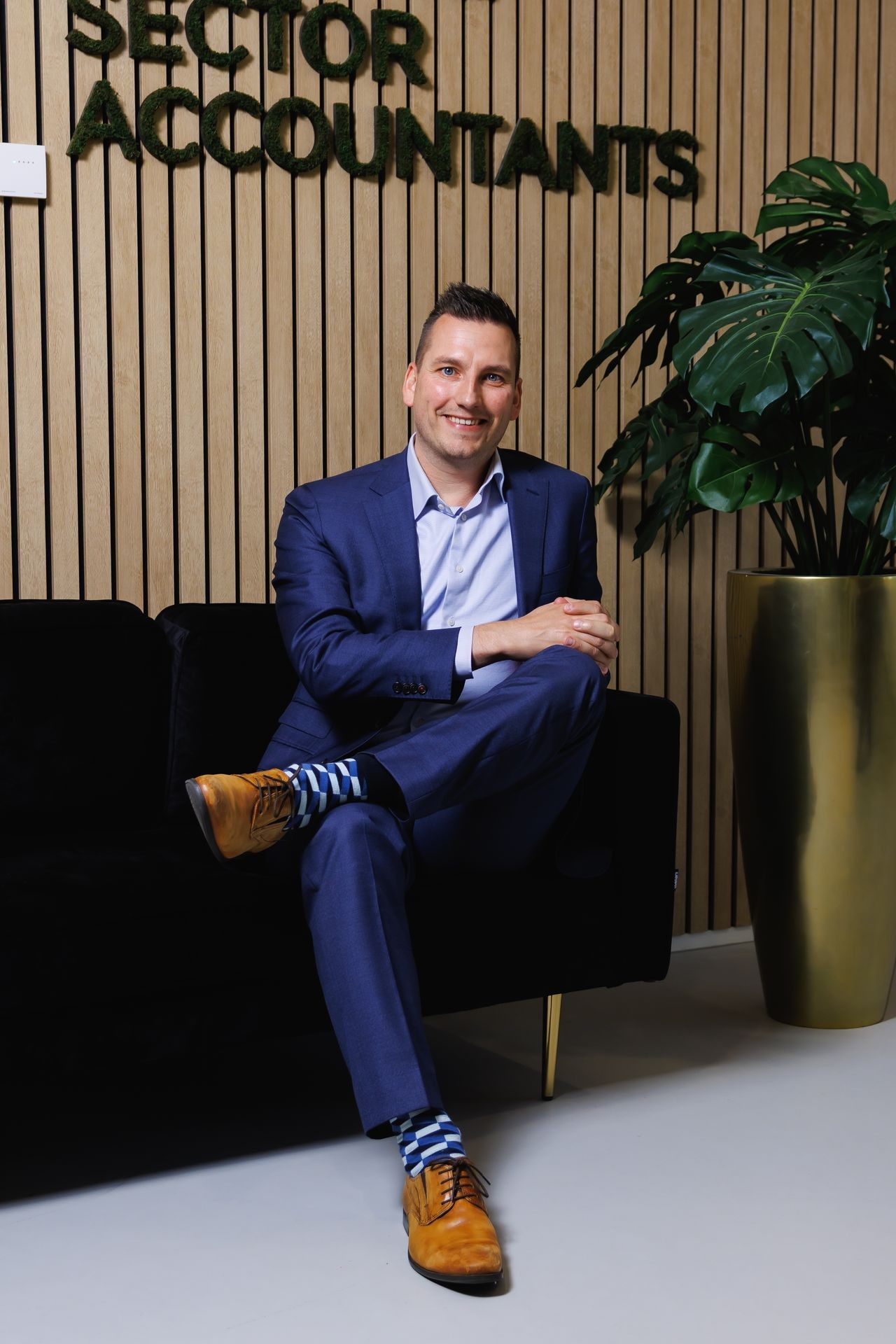 Collega van Publieke Sector Accountants die poseert in de kantoorruimte 