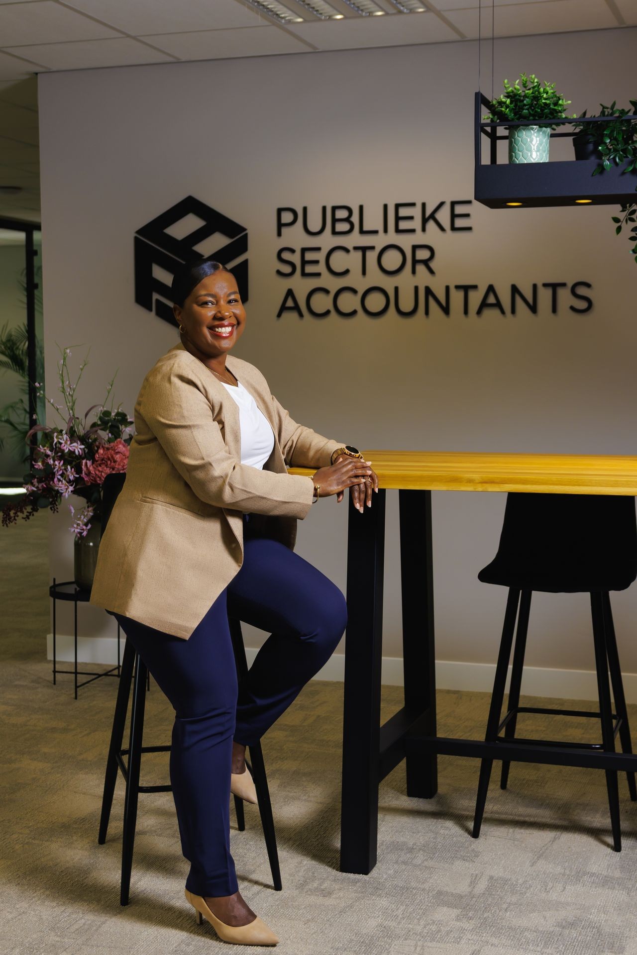 Collega op het kantoor van Publieke Sector Accountants in een informele setting.