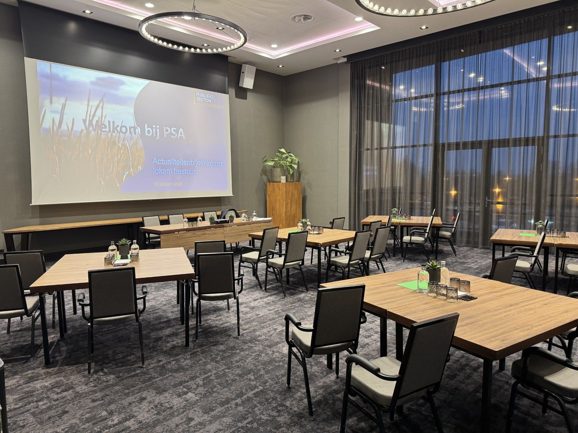 Zaalopstelling voor een Publieke Sectors Accountants bijeenkomst met presentatie ‘Welkom bij PSA’.