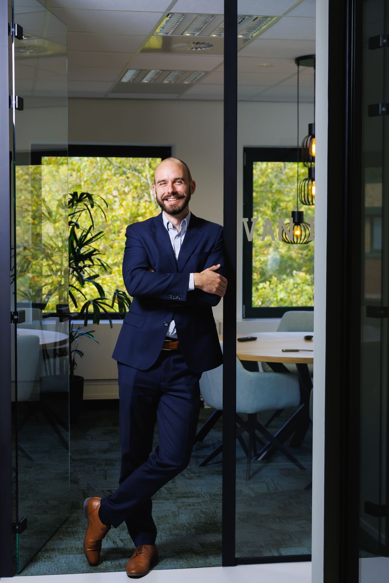 Collega in kantoorruimte als voorbeeld van de open werkcultuur.