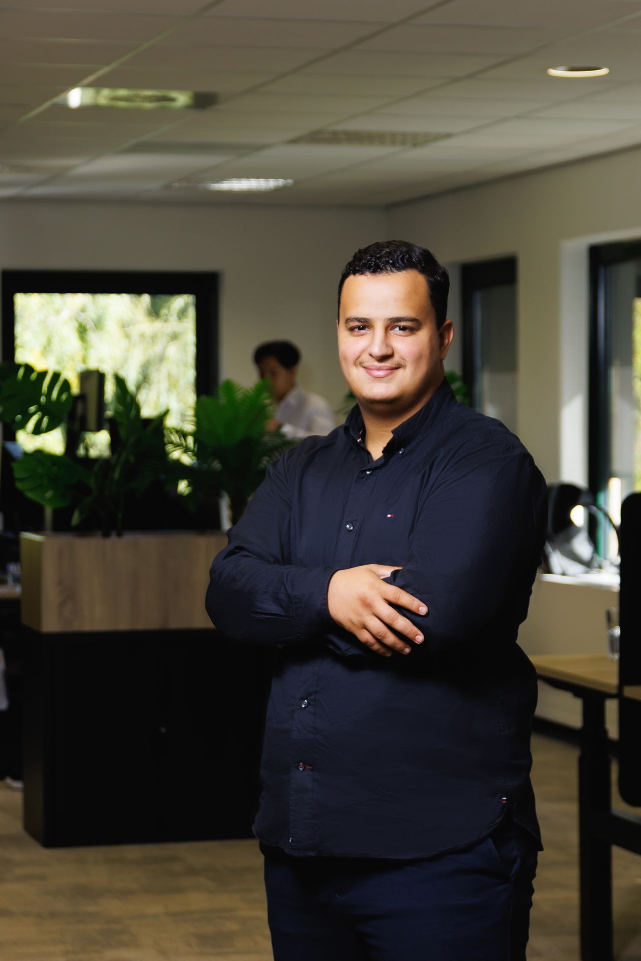 Collega van Publieke Sector Accountants poserend in een professionele kantooromgeving.