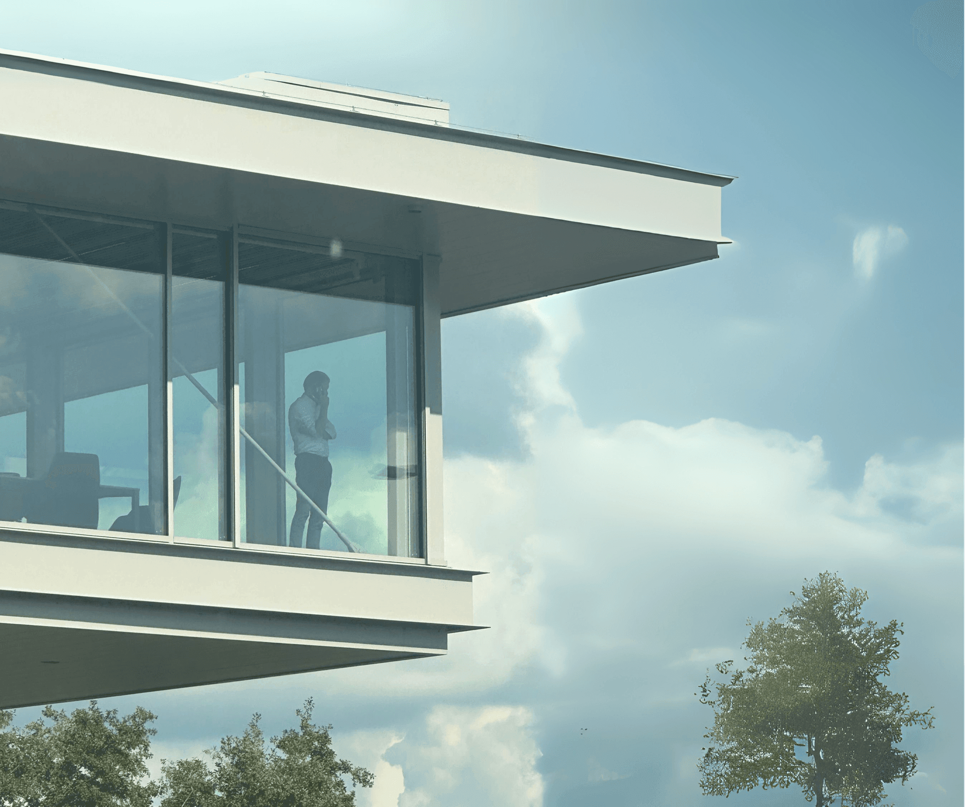 Professioneel werkende accountant in modern kantoor met glazen gevel, symbool voor transparantie en publieke sector audit.