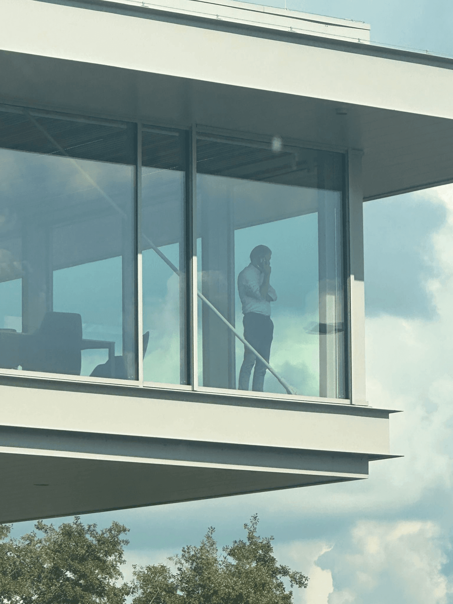 Moderne gebouwgevel als verwijzing naar organisaties in de publieke sector.