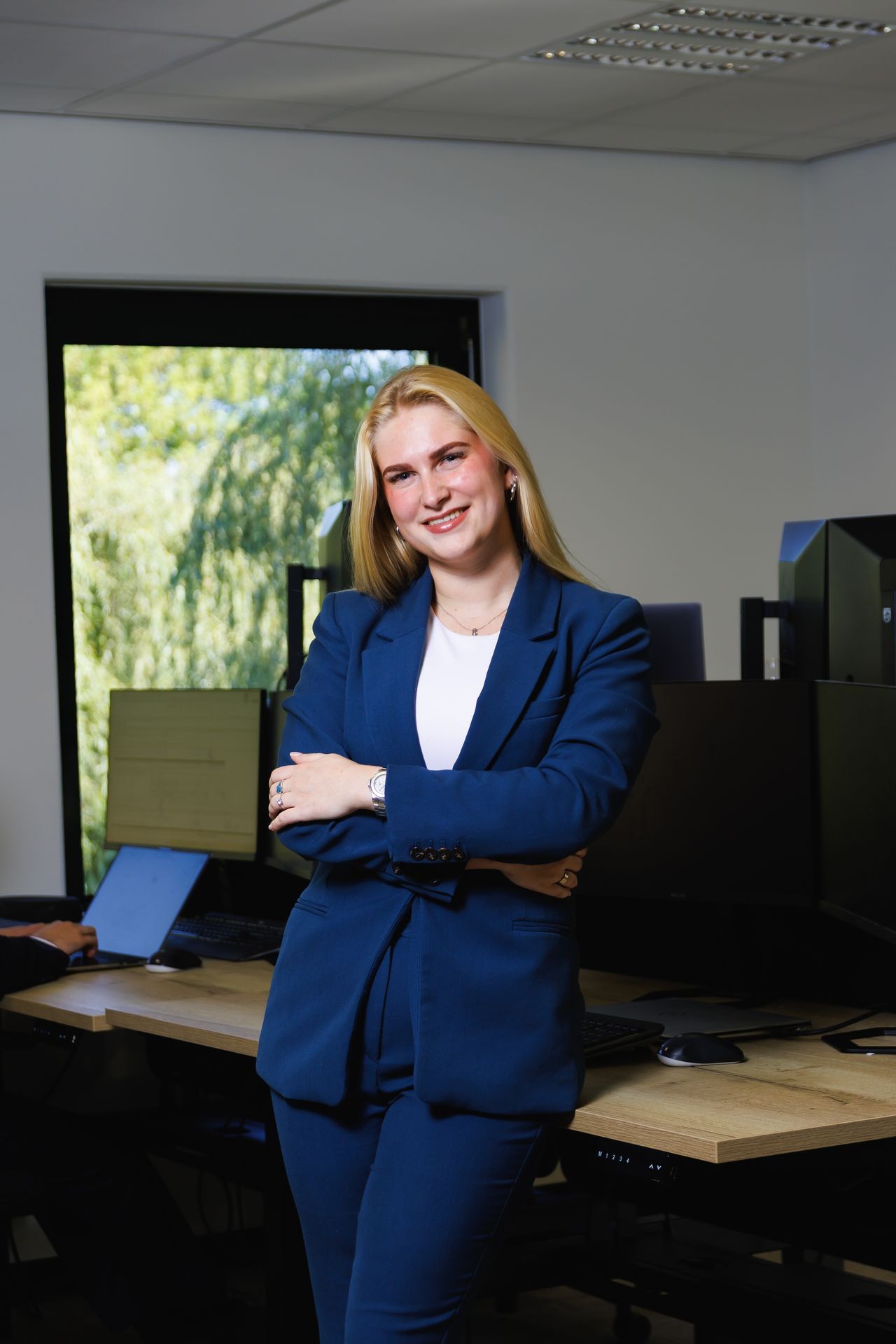 Collega aan een bureau in een moderne kantooromgeving bij Publieke Sector.