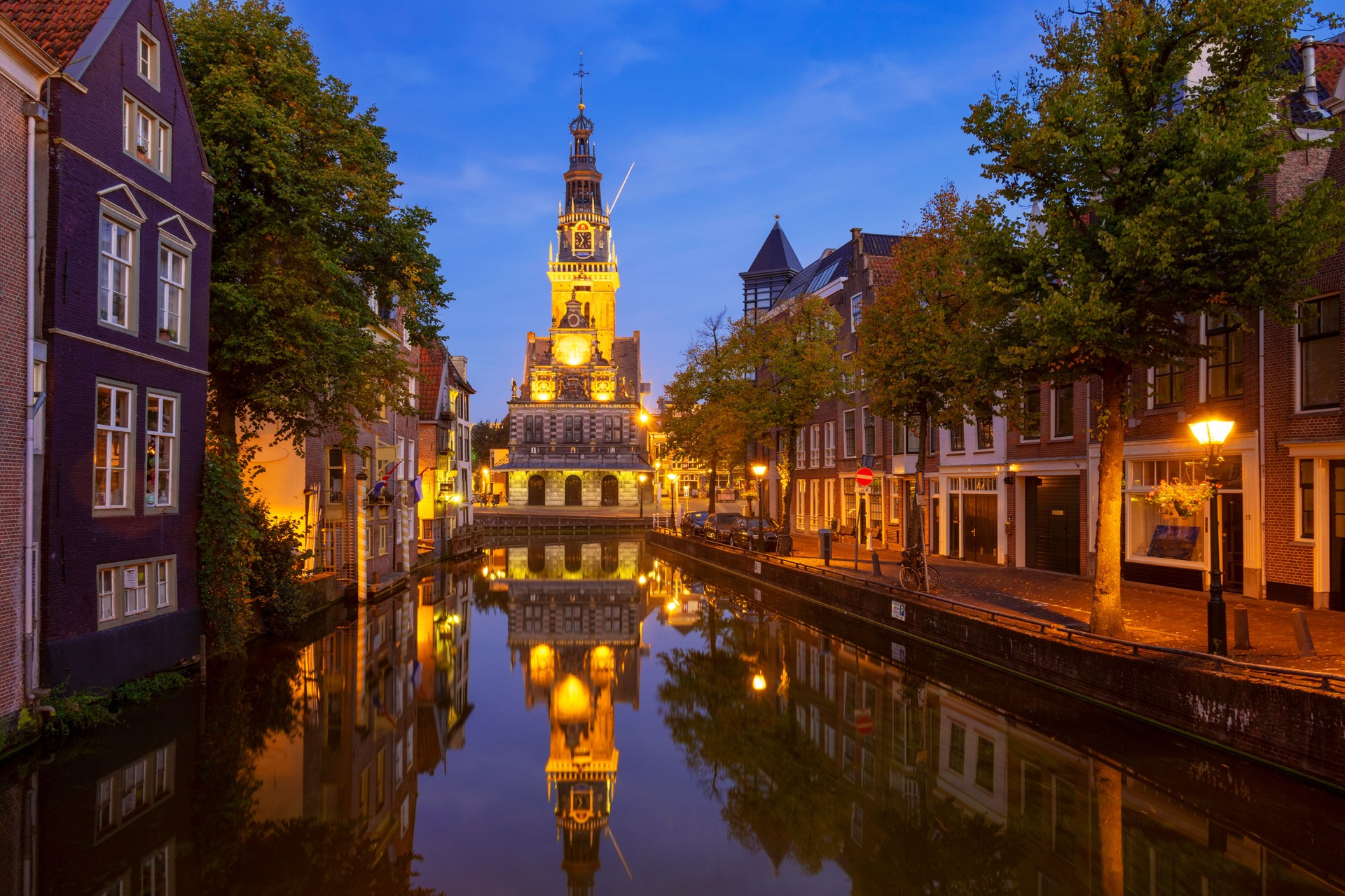 historisch stadsbeeld van alkmaar met grachten als locatie van publieke sector accountants